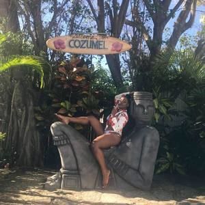 Meet your Posher, Courtnee